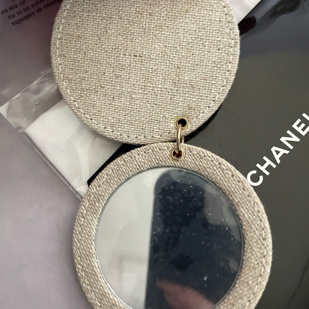 Cool authentic dior compact mirror, keychain or bag charm! Use Dior for …​​ - Picture 6 of 8